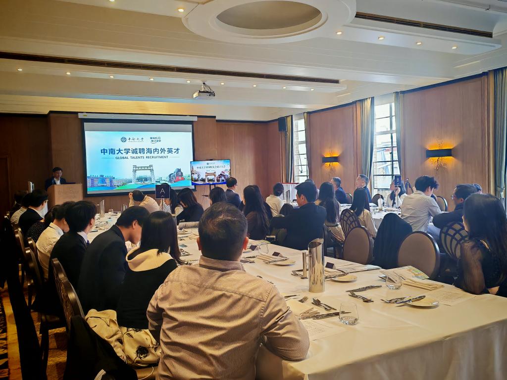 与当地青年学者座谈交流