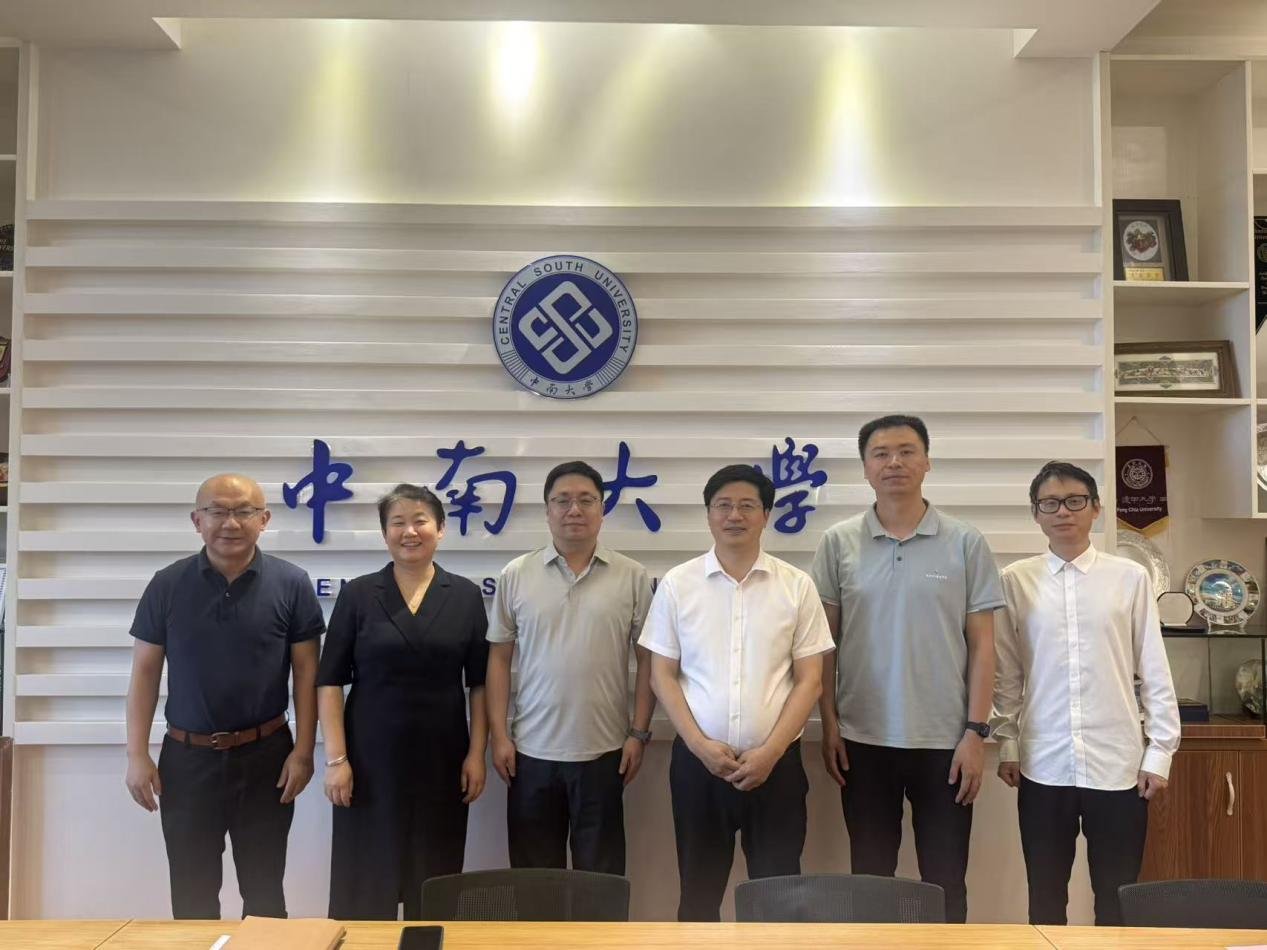 港澳台事务办公室召开干部职工大会